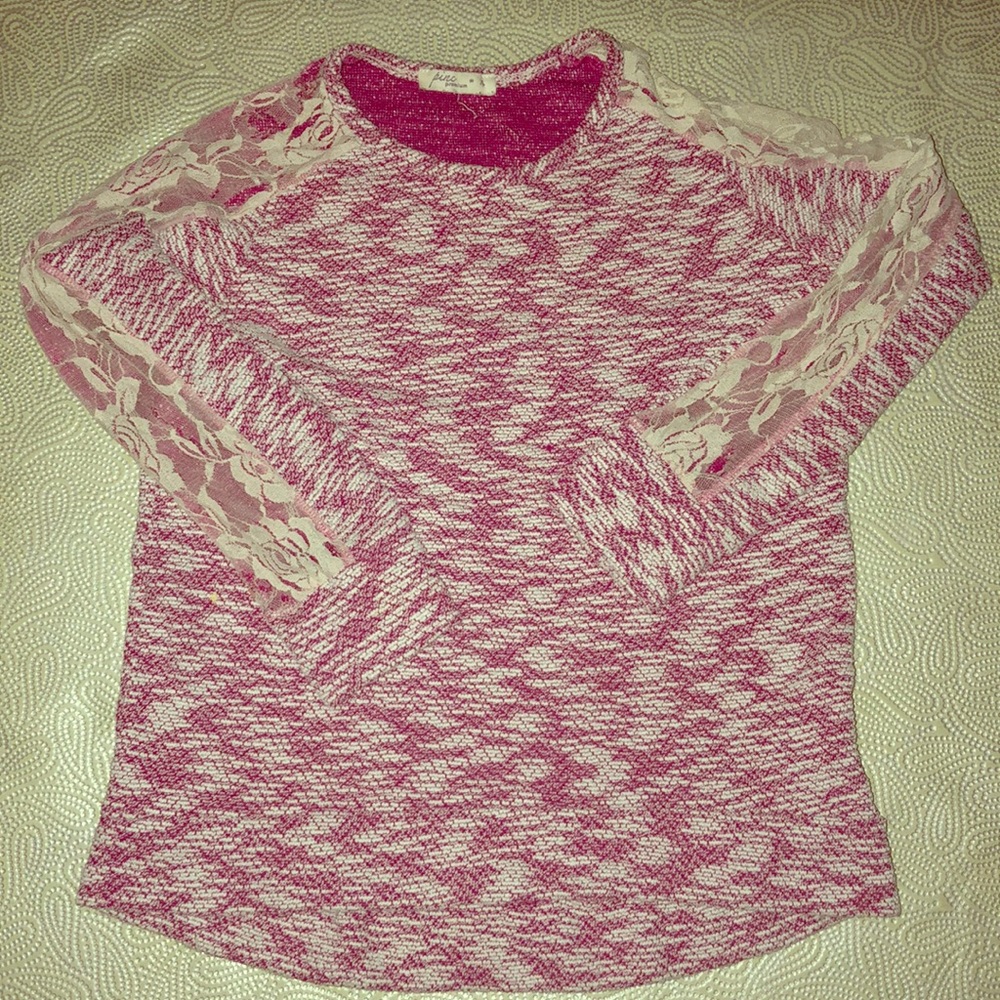 Pinkish-purple shirt with rose laced sleeves
